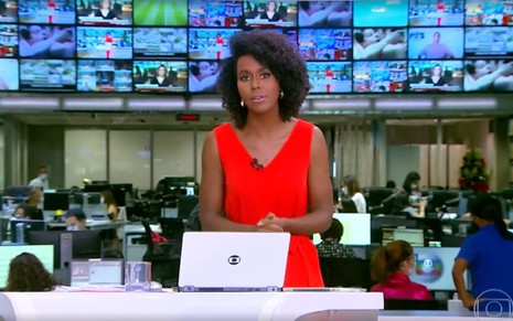 Maju Coutinho, de vestido vermelho, no Jornal Hoje, da Globo