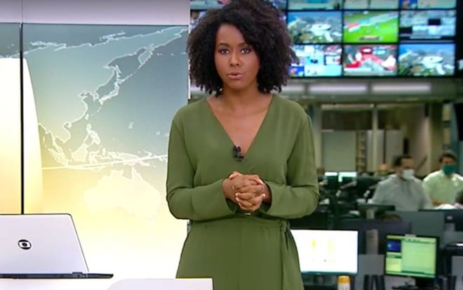 Maju Coutinho no estúdio do Jornal Hoje, da Globo, com roupa verde