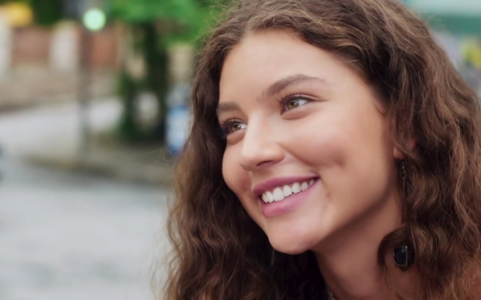A personagem Rita (Alanis Guillen) sorri em cena do último capitulo de Malhação: Toda Forma de Amar
