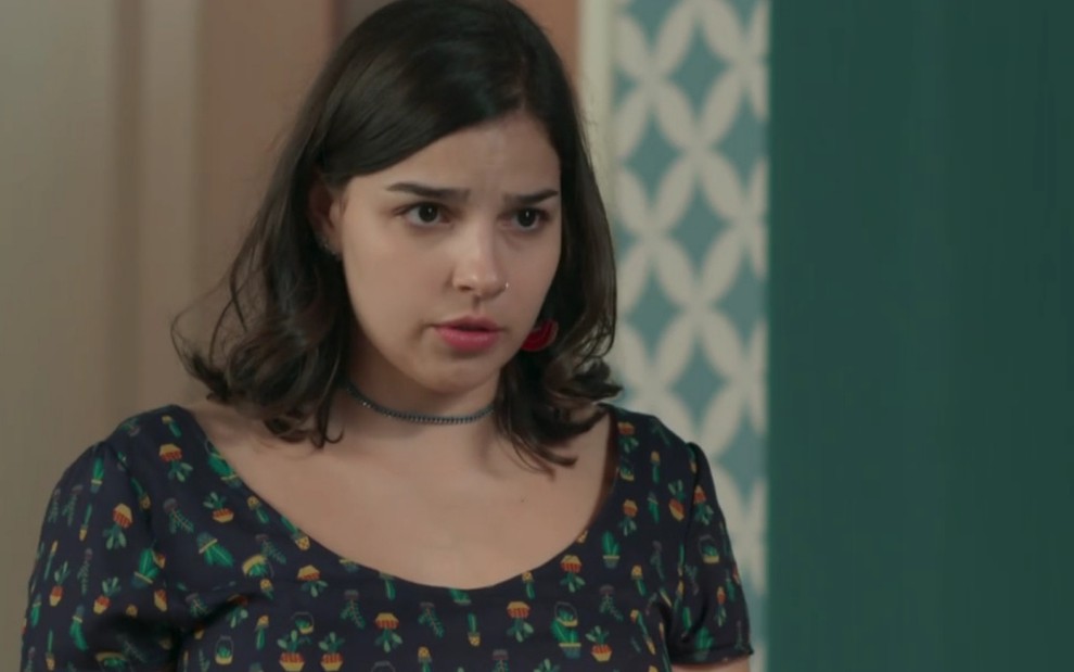 A personagem Keyla (Gabriela Medvedovski) com expressão de preocupação em cena de Malhação: Viva a Diferença