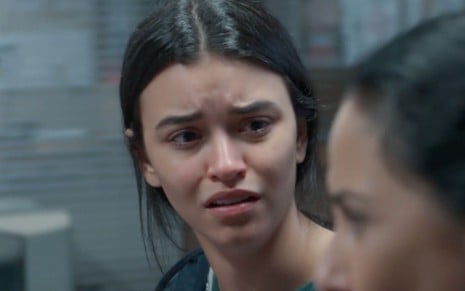 A personagem K1 (Talita Younan) chora em cena da novela Malhação - Viva a Diferença, da Globo