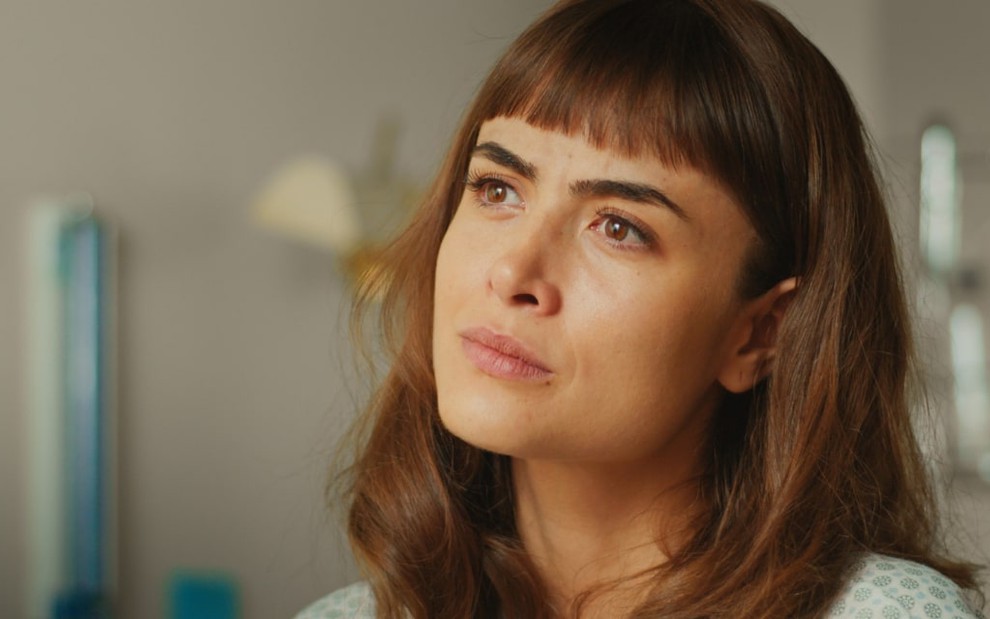 Maria Casadevall com expressão séria como Malu em imagem da segunda temporada de Coisa Mais Linda