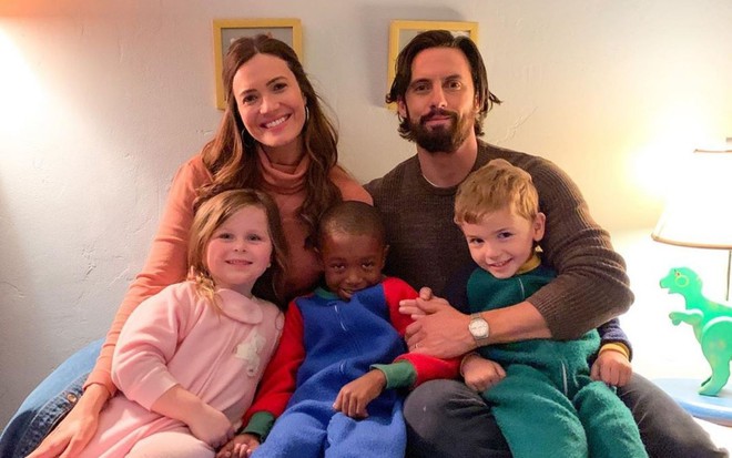 Mandy Moore ao lado de Milo Ventimiglia e de atores mirins que interpretam seus filhos em This Is Us