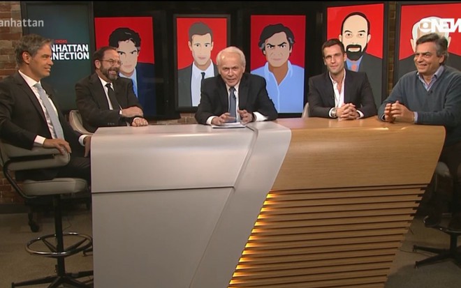 Imagem de Ricardo Amorim, Caio Blinder, Lucas Mendes, Pedro Andrade e Diogo Mainardi, da esquerda para a direita, na bancada do Manhattan Connection