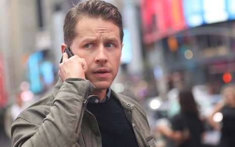 No centro de Nova York, o ator Josh Dallas fala ao telefone em cena da primeira temporada de Manifest