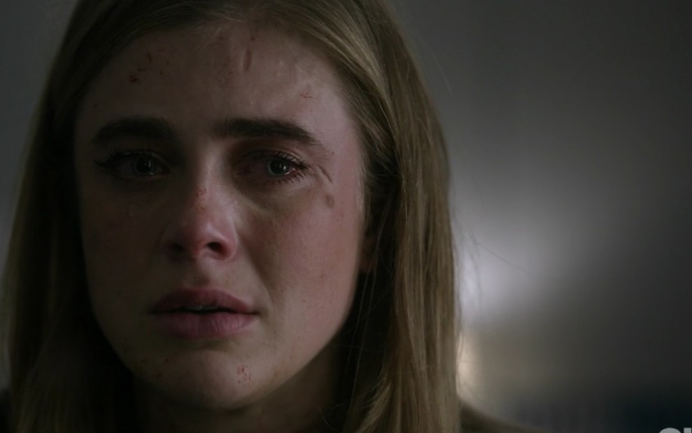 Com sangue na cara e lágrima saindo do olho, Melissa Roxburgh chora em cena da série Manifest