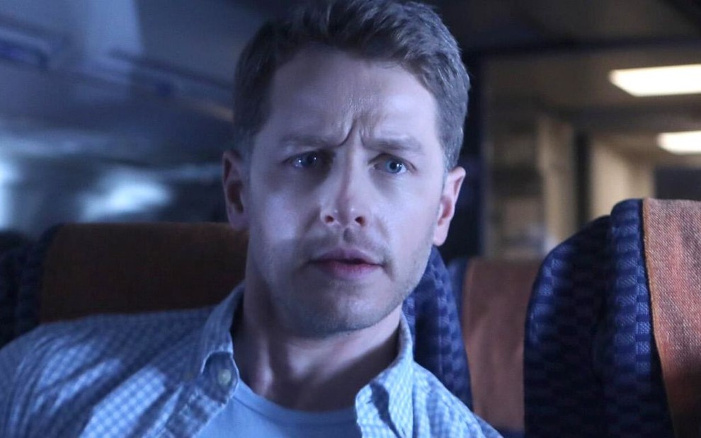 Ben Stone (Johs Dallas) está preocupado, dentro de um avião escuro, em cena de Manifest - O Mistério do Voo 828