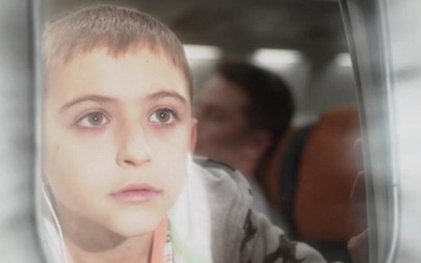 Jack Messina olha para uma luz brilhando bem forte através de uma janela de um avião na série Manifest