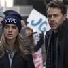 Melissa Roxburgh com um gorro da polícia de Nova York e Josh Dallas veste um casaco na série Manifest