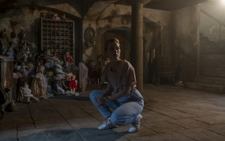 Victoria Pedretti em cena de A Maldição da Mansão Bly, da Netflix