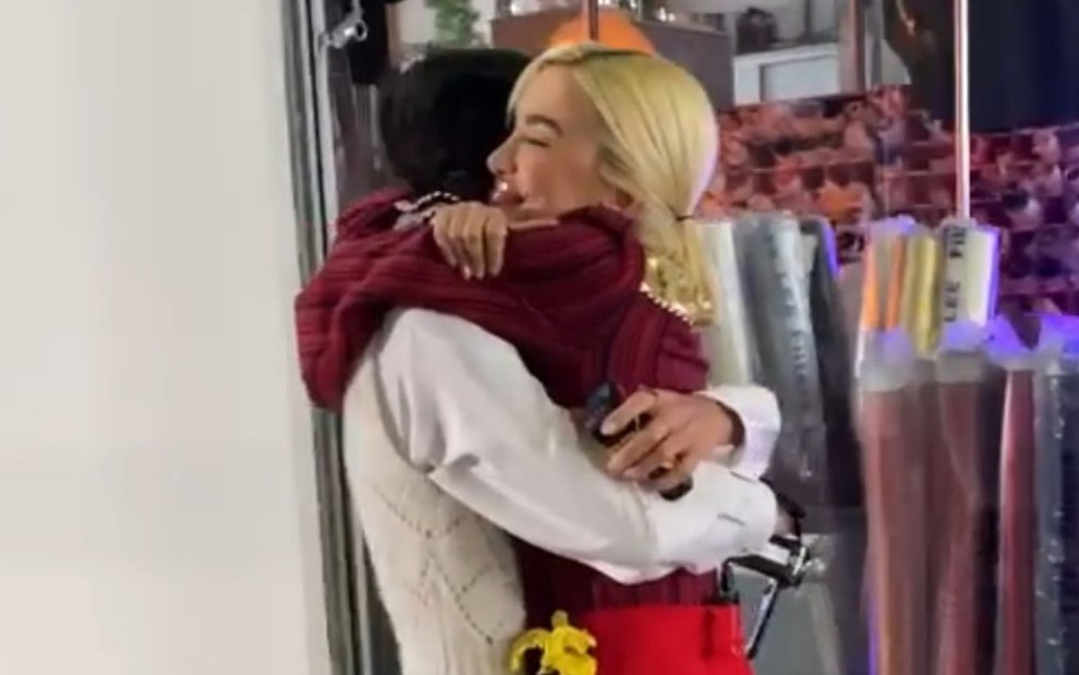 Bruna Marquezine e Manu Gavassi se abraçam em reencontro nos bastidores do MTV Miaw