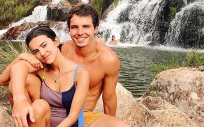 Imagem de Manu Gavassi e Igor Carvalho em uma cachoeira