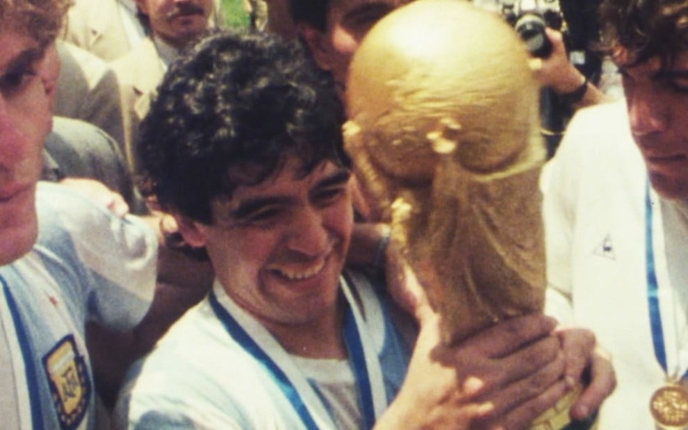 Diego Armando Maradona segurando o troféu da Copa do Mundo de 1986, conquistada pela Argentina