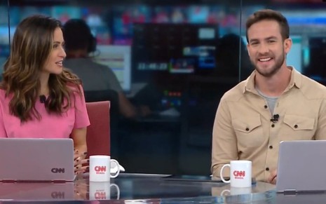 Marcela Rahal e Daniel Adjuto sorriem na bancada do Live CNN desta segunda (7)