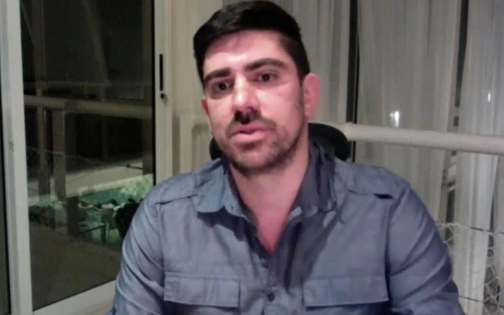 Marcelo Adnet em entrevista virtual para o Saia Justa de quarta-feira (15), na GNT
