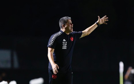 O técnico do Vasco, Marcelo Cabo, na lateral do campo, vestido com uma camisete preta com o escudo do time