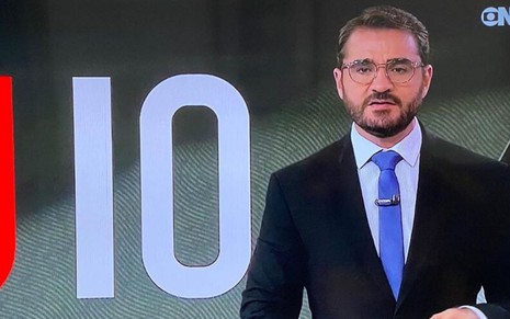 O apresentador Marcelo Cosme no comando do J10, na Globonews, em 22 de março