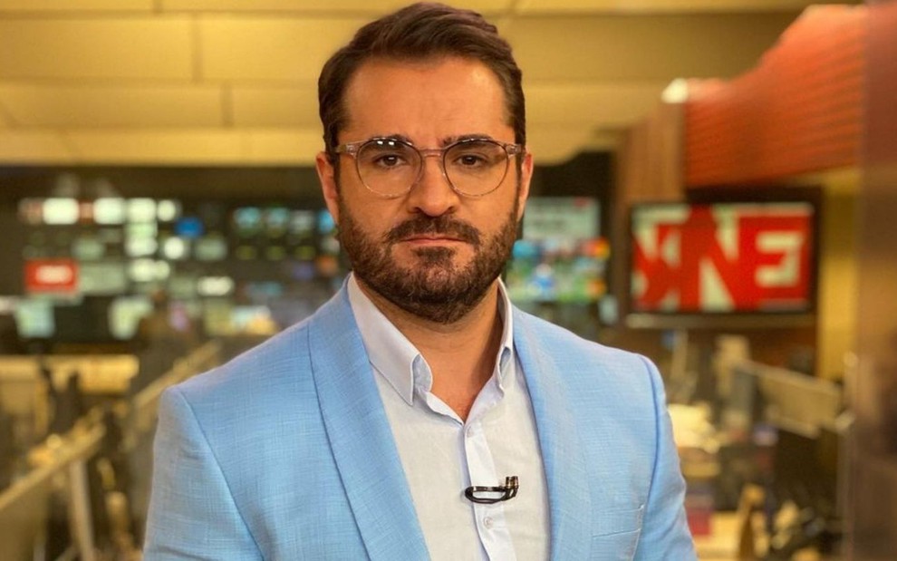 Marcelo Cosme sério de terno azul claro em foto publicada nas redes sociais