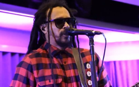 O cantor Marcelo Falcão durante show feito em 2019