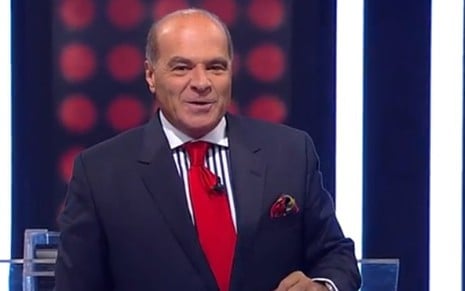 Marcelo de Carvalho com gravata vermelha no cenário do Mega Senha