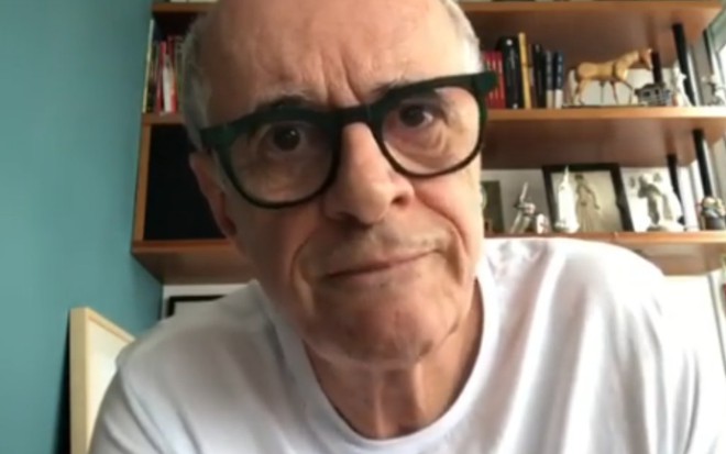 Marcos Caruso em vídeo que gravou em sua casa, com expressão de tristeza