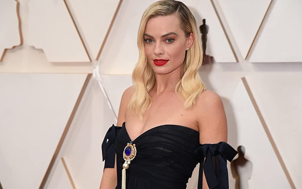 Margot Robbie usa um vestido preto no tapete vermelho do Oscar 2020