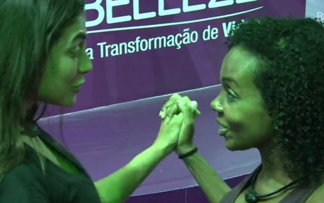 As sisters Mari Gonzalez e Thelma Assis celebram vitória da médica em prova de resistência no BBB20
