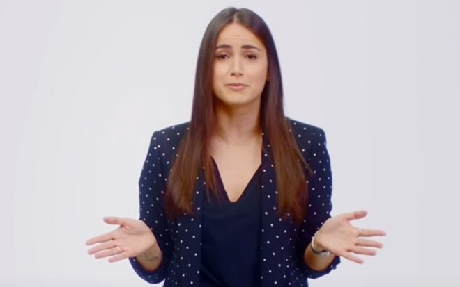 Com mãos abertas e erguidas em expressão de dúvida, Mari Palma aparece em comercial de banco