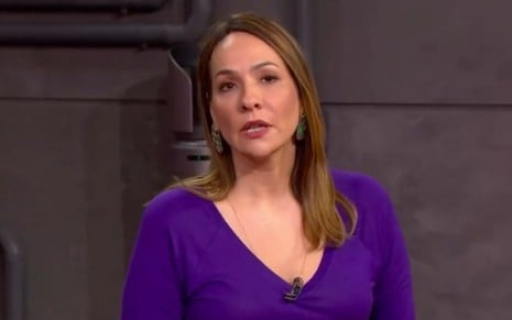 Maria Beltrão de blusa roxa na bancada do Estúdio i, na GloboNews