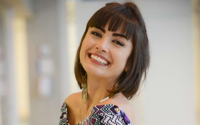 A atriz Maria Casadevall sorrindo para a foto