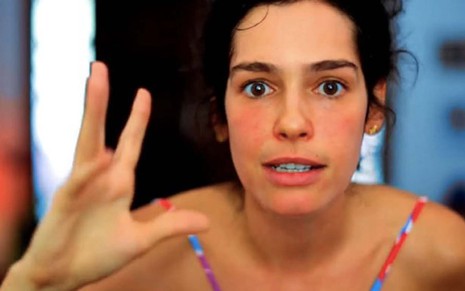A atriz Maria Flor com expressão de raiva como Flor Pistola em vídeo do Instagram