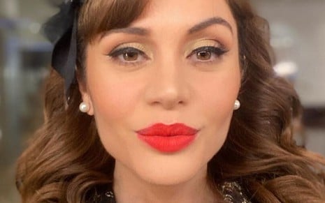 Maria Melilo de batom vermelho e cabelos soltos em ensaio para seu Instagram