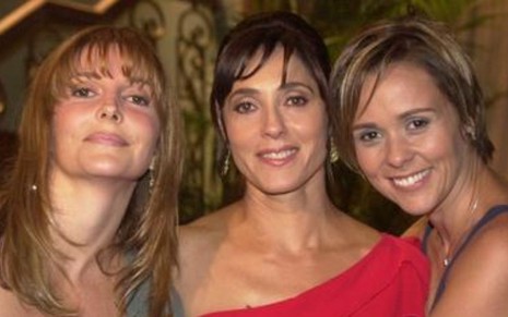 Maria Padilha, Christiane Torloni e Giulia Gam sorrindo olhando para a câmera nos estúdios de novela