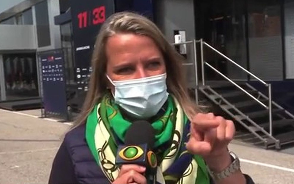 Mariana Becker de lenço verde no pescoço e máscara de proteção