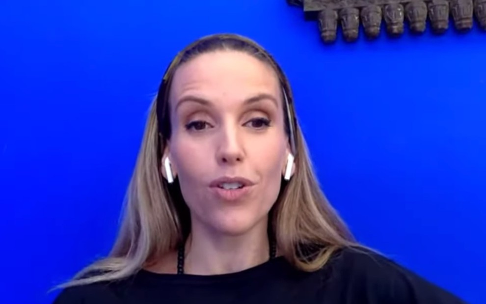 A jornalista Mariana Ferrão durante live no YouTube nesta quinta (26), em que abordou o novo coronavírus