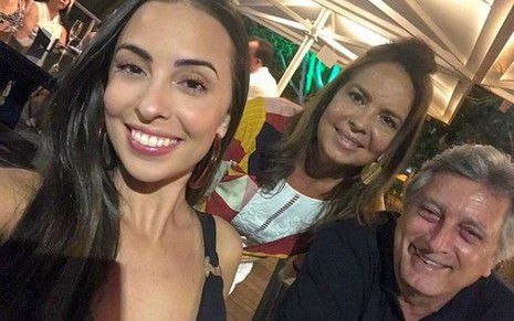Mariana Galvão sorridente em selfie com o ator Eduardo Galvão e a mãe, Isabel Gomes