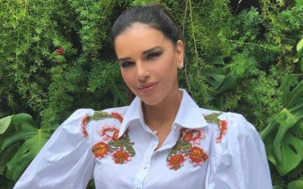 Mariana Rios em foto no Instagram, de blusa branca e com a mão na cintura
