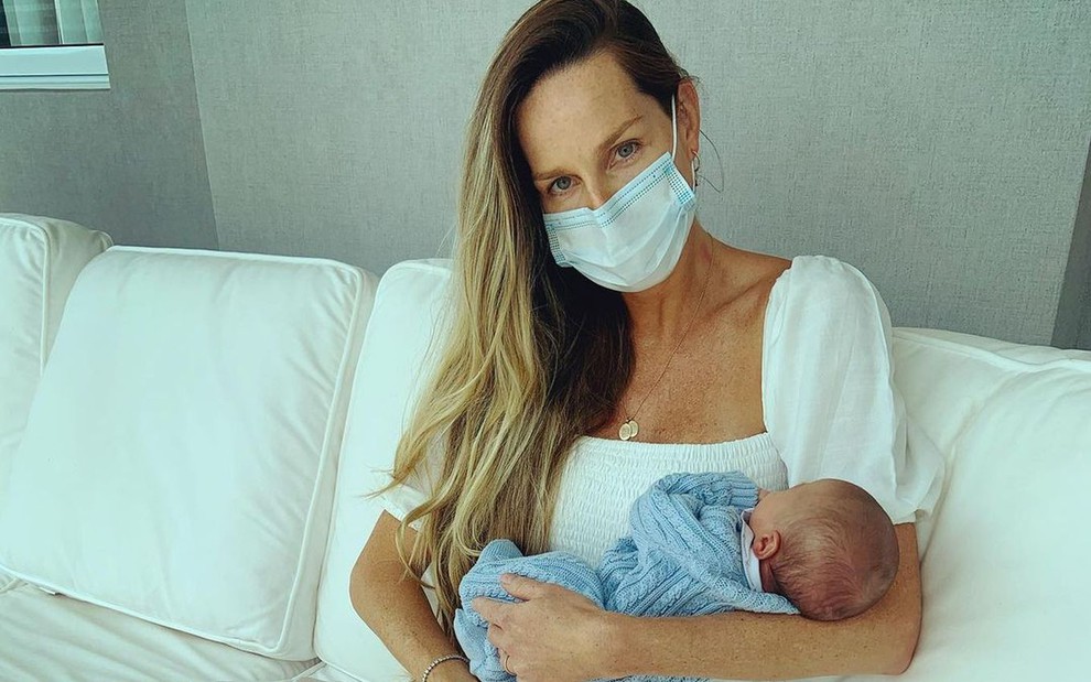 Mariana Weickert, de máscara, segura o filho Felipe em foto do Instagram
