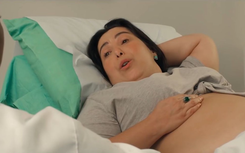 Imagem de Mariana Xavier em cena como Marcelina, no hospital, no filme Minha Mãe É Uma Peça 3