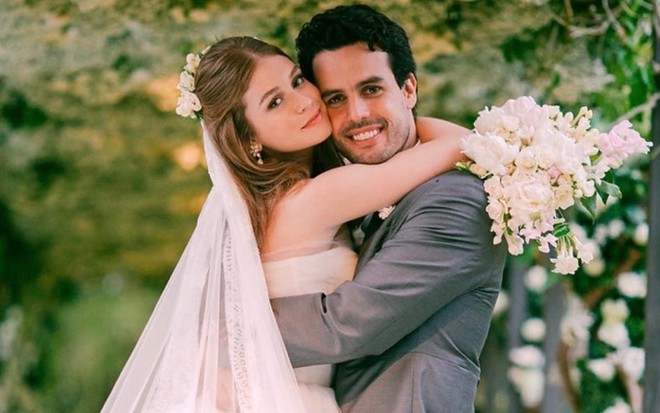 Marina Ruy Barbosa e Alexandre Negrão abraçados na cerimônia de casamento deles com ela de noiva e ele de terno