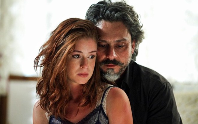 Maria Isis (Marina Ruy Barbosa) e José Alfredo (Alexandre Nero) abraçados em Império