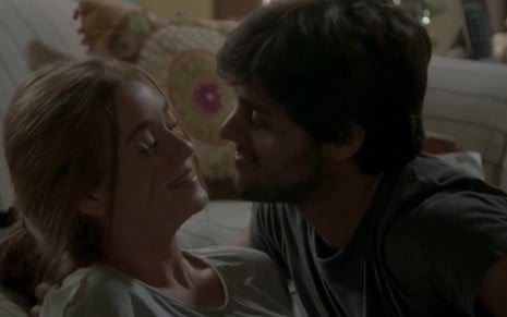 Marina Ruy Barbosa (Eliza) encara Felipe Simas (Jonatas) em cena romântica de Totalmente Demais