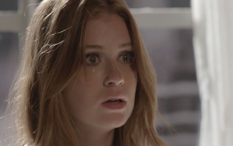 Marina Ruy Barbosa chora em cena como a personagem Elisa, na novela Totalmente Demais (2015)