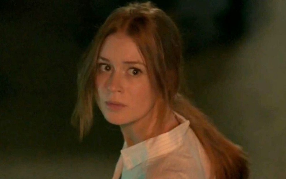 A atriz Marina Ruy Barbosa com expressão assustada em cena como Eliza na novela Totalmente Demais