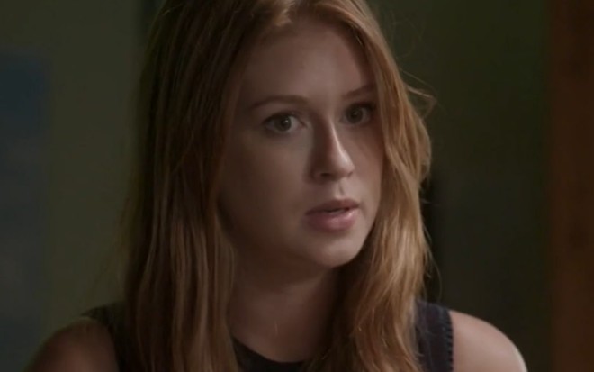 A atriz Marina Ruy Barbosa séria em cena como Eliza de Totalmente Demais