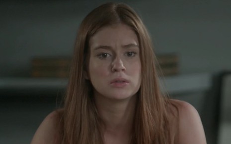 A atriz Marina Ruy Barbosa com expressão de tristeza em cena como Eliza de Totalmente Demais