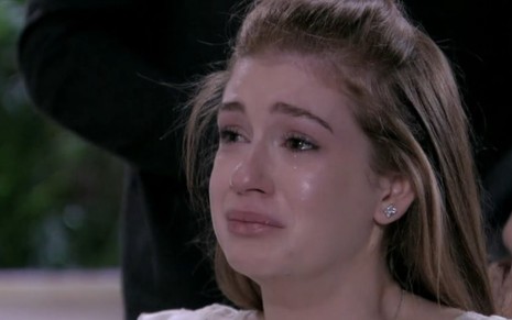 Marina Ruy Barbosa chorando em cena na pele de Nicole, ao desistir de cortar o cabelo para tratamento de câncer