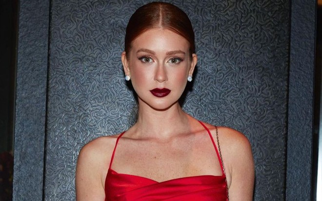Marina Ruy Barbosa de cabelo preso, vestido vermelho de alças finas e batom combinando com o look