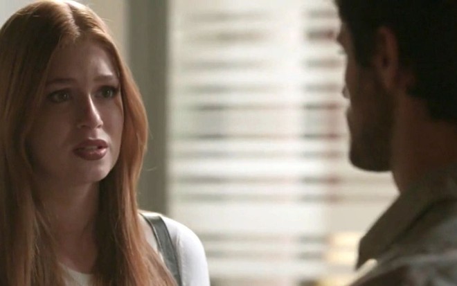 A atriz Marina Ruy Barbosa (Eliza) encara o ator Felipe Simas (Jonatas), que está de costas