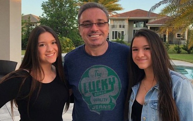 As gêmeas Marina e Sofia ao lado de Gugu Liberato em condomínio de luxo